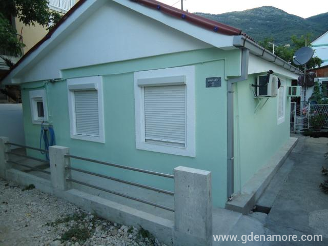 Zasebna kuca-68 m2 u Apartmani Djuricic, privatni smeštaj u mestu Baošići, Crna Gora
